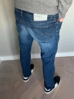 Jacob Cohen Jeans - Tja säljer nu dessa riktigt snygga Jacob Cohen jeansen i storlek 34 där nypriset är cirka 5000kr, skick 8/10, vid minsta lilla fundering så är det bara att höra av sig!  Pris kan diskuteras vid snabb affär!
