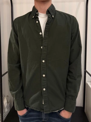 East west skjorta - East west skjorta - storlek xs - skick 8/10 - killen på bilden är 173 - fler frågor? Kontakta mig 