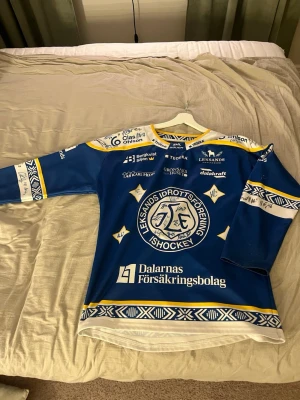 LIF-tröja salu - Nu säljer jag min LIF tröja med en massa autografer av gamla spelare, jag säljer tröjan då jag aldrig går på matcher längre. Tröjan står det ”Wilma” på i höger arm se bild, det går säkert bort i tvätten. Det finns även två typ rispor i ärmarna. Pris går att diskutera 💞