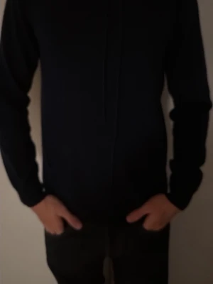 Mörkblå kashmirtröja John Henric M - Mjuk och stilren svart tröja från John Henric i 100% kashmir. Klassisk modell med rund hals och långa ärmar. Perfekt för dig som vill ha en enkel men lyxig look. Passar till allt och är superbekväm. 9/10 skick 