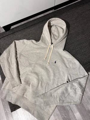 Ralph Lauren hoodie - Ralph Lauren hoodie _______________________________________________  - Size M - Medföljer inget. - Grå - Mycket fint skick (9/10) _______________________________________________  - Nypris 2 400kr  - Vårt pris 849 kr _______________________________________________  För fler frågor kan ni höra av er i PM.