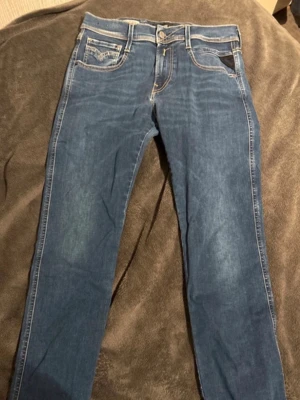 Replay Jeans Anbass Hyperflex  - Säljer ett par riktigt snygga Replay Jeans i modellen Anbass Hyperflex. Storlek 30/32 slimfit. Skick: 9/10 Pris: 449 Nypris: 1800
