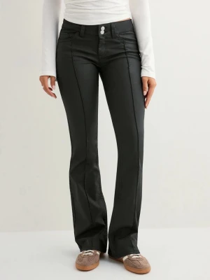 Svarta bootcut jeans med söm - Snygga svarta bootcut jeans med markerad söm framtill och dubbla knappar i midjan. Jeansen är från Nelly, helt nya! Pris kan diskuteras vid snabb affär💗