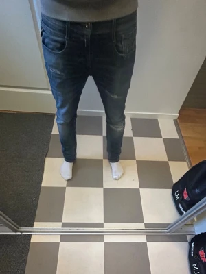 Replay Anbass jeans  - Säljer ett par mörkblåa Replay Anbass jeans med slitningar. Väldigt fina och i ett väldigt bra skick 9/10. Storlek 32/32. Pris kan diskuteras.
