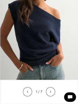 Nelly wide Neck Knit Top vinröd - Snygg vinröd oneshoulder topp i mjuk ullmix. Toppen har en avslappnad passform och är ärmlös med en axel bar. Perfekt att styla med jeans för en trendig look. Hittade ingen bild men jag har den vinröda