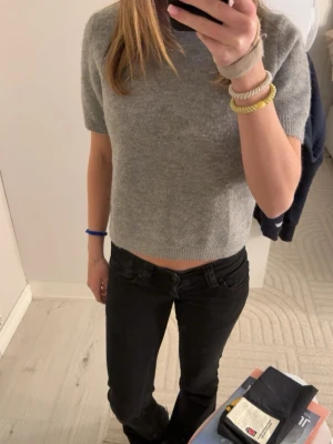 Grå stickad blus från Zara! - Säljer min ljusgråa stickade blus som är från Zara! Tröjan är i storlek M men sitter som S/xs!