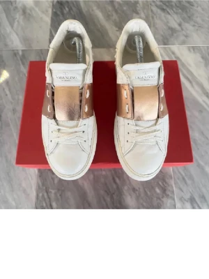 Valentino open  - Valentino skor i en champagne rosa färg. Är lite slitna så skriv för nya bilder. 