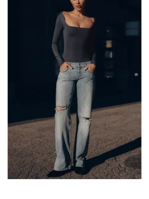 Ljusblå wide jeans med slitningar - Lågmidjade, aldrig använda, prislappen är kvar. De är populära och slutsålda.