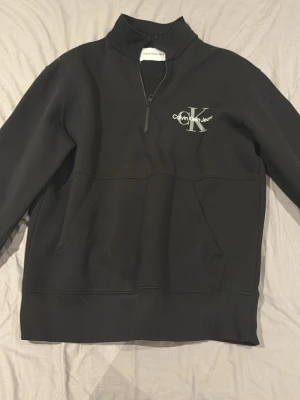 Calvin klein quarter zip - En snygg tröja med ett fint skick. Stilig vardaglig rekommenderas för skolan. Storleken är XS men den är lite oversized så jag skulle säga att den nästan passar folk med storlek S bättre. Nypris 1400. Priset kan vi diskutera.