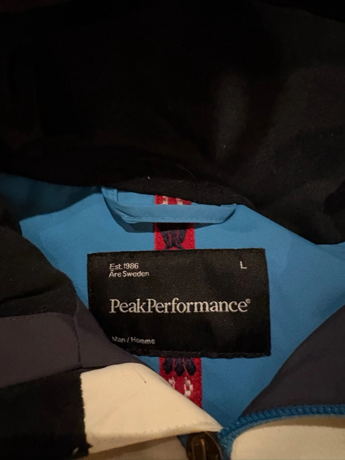 Vit och mörkblå slalomjacka med huva från Peak performance  - 3