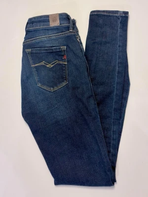 Replay jeans Hyperflex - Ett par väl omhändertagna Replay jeans från italien 🇮🇹. Jeansen är tillverkade i hyperflex material vilket gör jeansen stretchiga. Inga defekter någonstans. Passformen är mer åt det tighta hållet. Hör av dig vid minsta fundering! Vi hörs! 