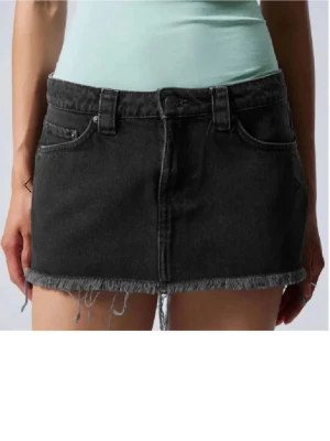 Svart jeanskjol  - Svart lågmidjad jeanskjol ifårn weekday, den är i storlek 34. Säljer då den tyvärr är för liten!