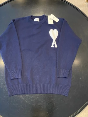 Ami Paris tröja - Säljer en marinblå stickad tröja från ami i nytt sick. Pris kan diskuteras 👑✅ skriv göra vid funderingar ✅