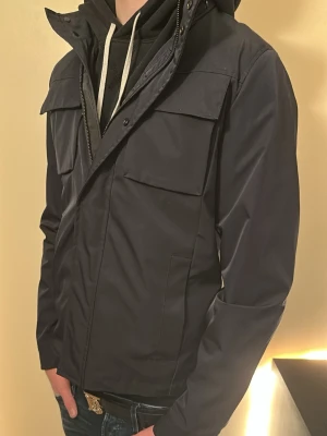 Field Jacket Dressman - [Dressman Field Jacket] [Skick: 10/10] [Strl: S] Hör gärna av dig om du har någon fråga, mvh Edvin💫 Pris är diskuterbart!