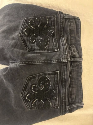Jeans  - Två par byxor från Gina båda i storlek S. Det svarta är lite mer använda men de blå köpte ja it för så länge sen och är lagom använda. Svarta 216kr blå 316kr DET BLÅ JENSEN ÄR SÅLDA