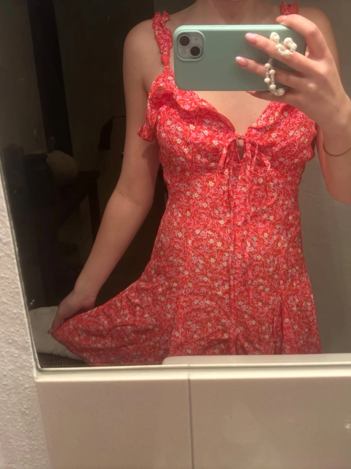 Röd blommig kortklänning med volang - 2