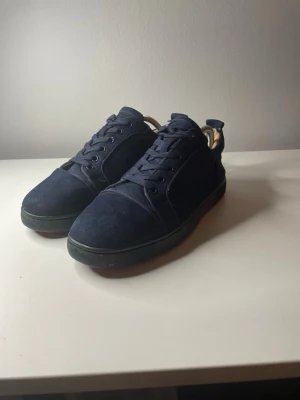 Christian Louboutin  - Säljer ett par mörkblåa Christian Louboutin skor som kommer med box och dustbag vid mer funderingar är det bara att höra av er (de är storlek 41 men är mer som 42)