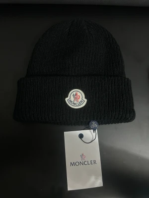 Moncler mössa - Klassisk moncler mössa med loggan på. helt nytt med taggen på. Priset kan diskuteras 