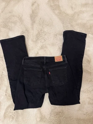 Levis jeans - Säljer dessa as snygga Levis jeans då jag tyvärr tog en stor storlek, har bara använt 1 gång. Säljer därför vidare. Dom är bootcut och lågmidjade, nypris är 949💕