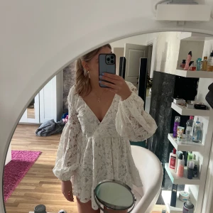 Studentklänning  - En fin spets klänning, passa perfekt för studenten. Helt oanvänd, lappen är kvar. Den är tyvärr för liten för mig, och är en kort klänning för mig som är 270 cm. Orginalpris 1200 kr från Selfie Leslie💕
