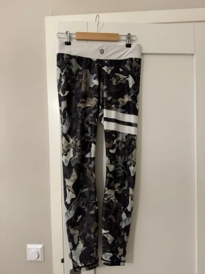 Stronger träningstajts - Så sköna träningstajts från Strongers Militia-kollektion