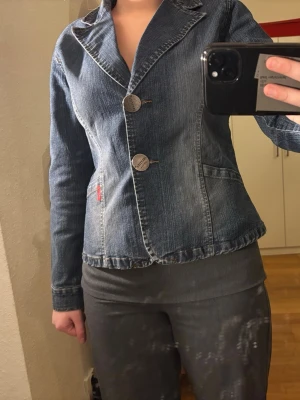 figursydd jeansjacka  - figursydd jeansjacka i storlek M, superfin men tyvärr aldrig kommit till användning