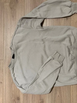 Beige sweatshirt från H&M Relaxed Fit - En stilren beige sweatshirt från H&M i modellen Relaxed Fit. Tröjan har rund halsringning, ribbade muddar vid ärmslut och nederkant samt en mjuk insida. Perfekt för en avslappnad och trendig look.