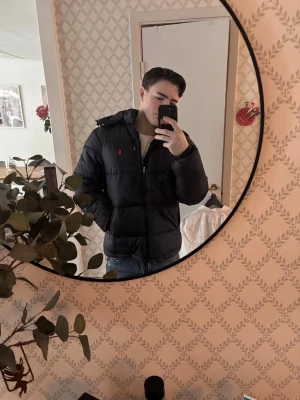 Marinblå jacka från Ralph Lauren - Säljer min Ralph Lauren jacka pågrund av att jag råkade beställa M istället för S. Så den blev såklart för stor.  Om du har några frågor är de bara att skriva DM👍😊 OBS! Priset är ej hugget i sten.