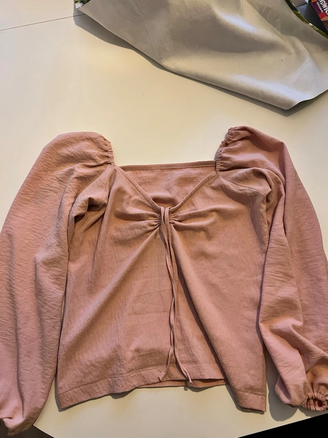 Ljusrosa axelbandslös topp med puffärm - 2