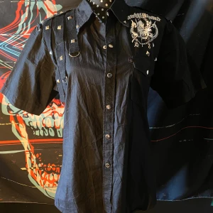 Motorhead skjorta - Asså lyssnar inte på bandet. Fick den i present och har haft den nån gång. En spike ä sne men den va så sen innan så inge löst eller så. Kostar 500 originellt från headbanger i kga 