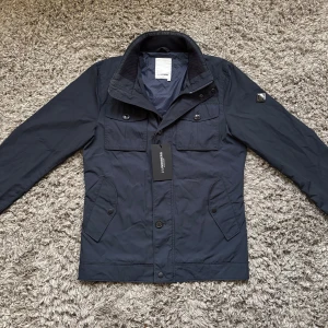 J Lindeberg bailey field jacket  - Säljer denna riktigt feta j Lindeberg field jacketen!⭐️Skick : 9/10🙌Storlek S passar S!⭐️NYPRIS = 4000kr! Hör gärna av er om ni har funderingar!👍