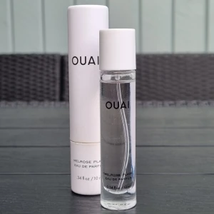 Ouai – Melrose Place EdP 10ml - Ouai – Melrose Place EdP 10ml. 🌹            Endast provsprejad.  En lyxig och modern rosdoft med noter av ros, bergamott, lychee, cederträ och vitt mysk.            Samma doft som i vissa av Ouais hårprodukter som hårmasken och detox-schampot.  Elegant, fräsch och feminin – perfekt att ha med i väskan.                                             Nypris: 245kr.   