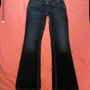 Lågmidjade bootcut jeans  - Super coola lågmidjade jeans💕  