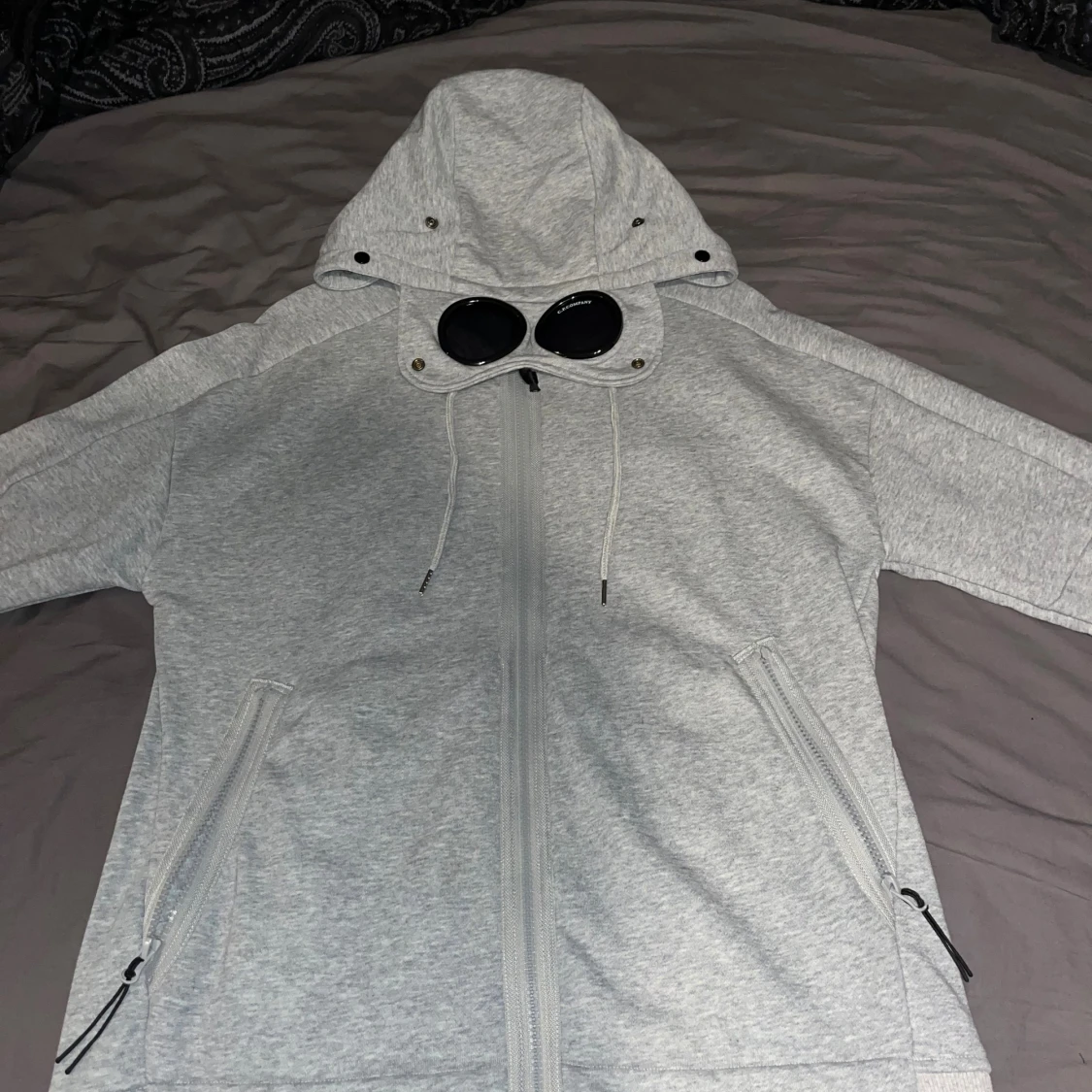 Grå hoodiejacka C.P. Company goggles