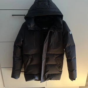 Sail Racing vinterjacka  - Sjukt skön och snygg svart vinterjacka från Sail Racing. Skick: 9/10, jackan är väl omhändertagen och har endast användts under en vinter säsong. Kan garantera att man håller sig varm i denna jacka under vintern. Nypris: cirka 5000kr. Fler bilder eller funderingar kring jackan? Skriv!! (PRIS KAN DISKUTERAS VID SNABB AFFÄR!)