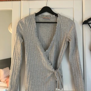 Grå omlottopp från Anna Field - Supersöt grå omlottopp från Anna Field! Pris kan diskuteras!!🌸Endast använd ett par gånger❤️‍🔥