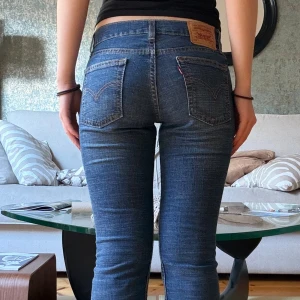 Levi's Superlow Stretch bootcut jeans - Säljer ett par blå Levi's Superlow flare/bootcut Jeans. Säljer då de tyvärr inte passar mig så bra (är för tajta). Ställ gärna frågor så svarar jag så fort som möjligt. Brukar skicka inom en dag. (Är inte emot prisförslag, så skicka om du vill) 💕