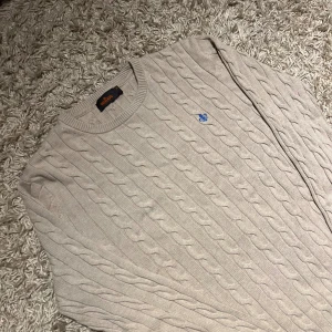 Morris stickad tröja beige M herr bomull  - Morris tröja i beige färg med broderad logga på bröstet. Storlek M passar även S. Mycket bra skick utan några märkvärdiga defekter. Postas antigen samma dag som köp eller dagen därpå🙌💯