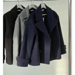 Mörkblå kappa - Mörkblå design by si kappa i storlek xs/s. Inga defekter men kommer inte till användning längre. Den sitter perfekt på mig som är på sista bilden och är ca 165, lite smått oversized men som är super najs nu till hösten!