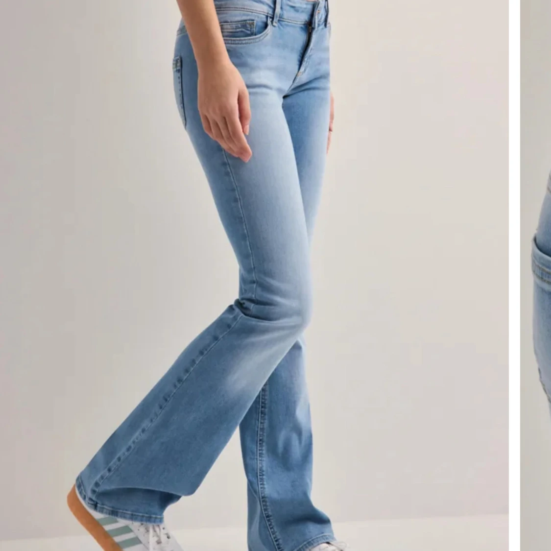 Ljusblå bootcut jeans med låg midja - 1