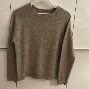 Stickad tröja  - Snygg beige stickad tröja från vero moda. Skönt material, välanvänd men inga defekter. Se sista bilden på textilen. Skriv för frågor/bilder 💕
