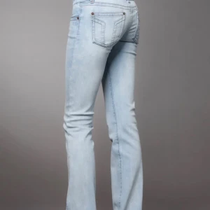 Ljusblå bootcut jeans - Snygga ljusblå jeans med bootcut passform och klassiska bakfickor. Jeansen har en smickrande siluett och är perfekta för dig som gillar en avslappnad men trendig look. Tillverkade i mjukt denimtyg för extra komfort.