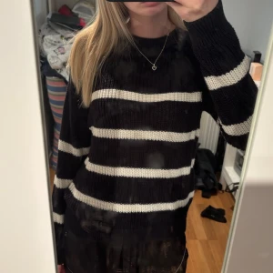 Svartvit randig stickad tröja - Säljer en svart stickad tröja med vita ränder! Från lager 157💞storleken är 140 men sitter som en Xs