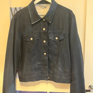 Mörkblå jeansjacka från cos - Supersnygg mörkblå jeansjacka från cos. Mycket bra skick! Storlek S