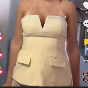 TUB TOP FRÅN ZARA - Helt ny bandau topp från Zara, köpt på plick men tyvärr passade den inte som jag vill😊Prislapp kvar och säljer den för 200