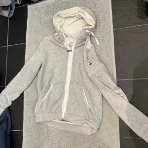 Moncler tröja (äkta) - Väldigt fint skick, storlek L men sitter som M/. Modellen är 185 och väger 66 kg 