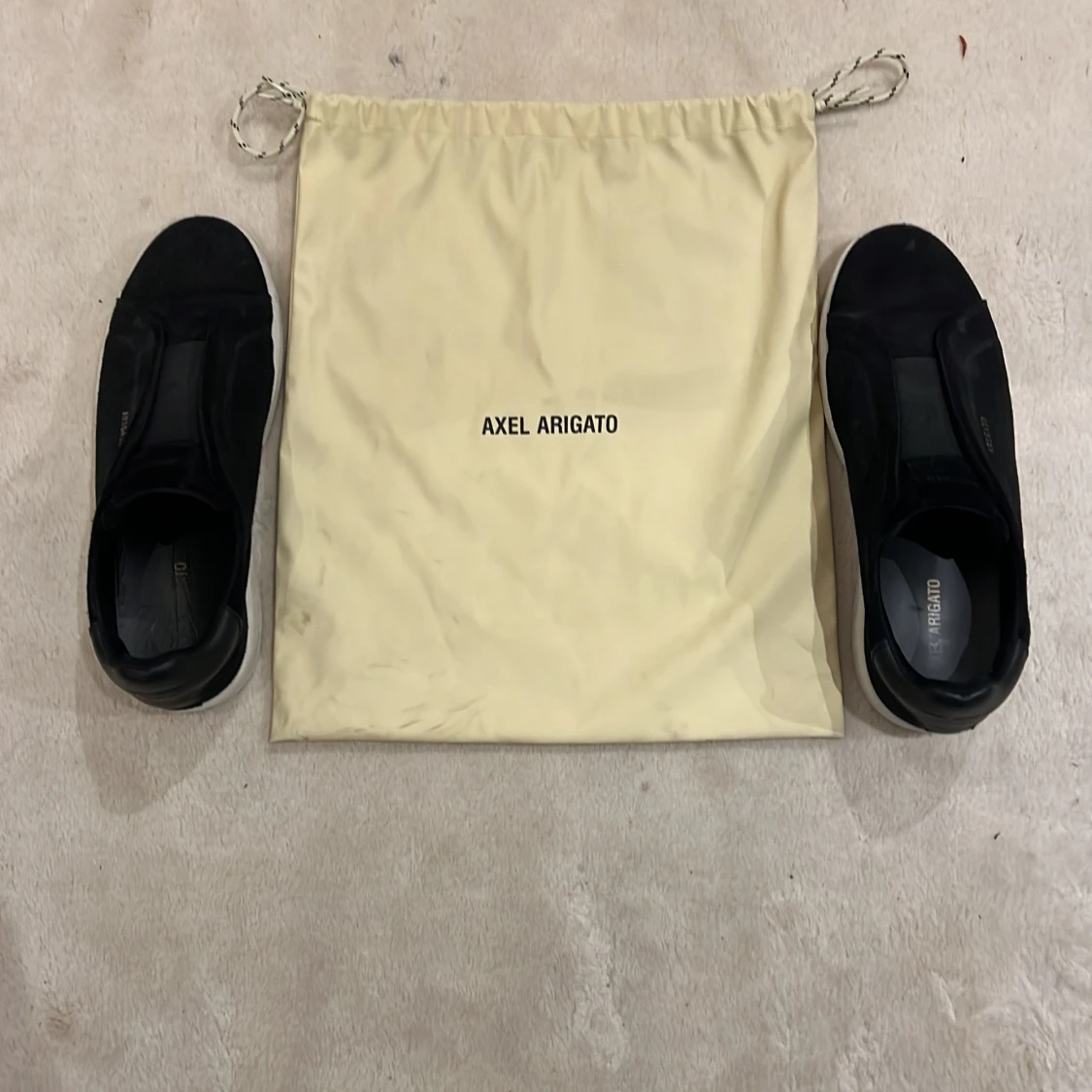 Svarta sneakers från Axel Arigato