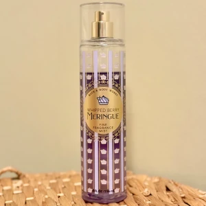 Bath & Body Works Whipped Berry Meringue Fragrance Mist 236 ml - Bath & Body Works Whipped Berry Meringue Fragrance Mist, 236 ml.  Bodymist med noter av färska bär, vispad socker och fluffig vanilj. Givetvis förvarad mörkt och svalt.
