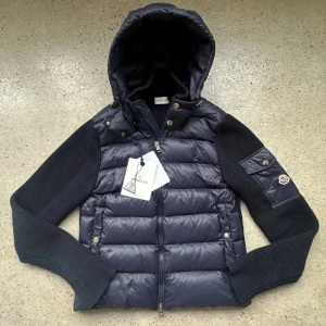 Moncler cardigan - Säljer denna superfina moncler cardigan!  Den är använd fåtal gånger och använd sparsamt.  Inga tecken på slitage och inga defekter! Säljer pågrund av att den är för liten för mig nu.  Hör av dig vid frågor! 