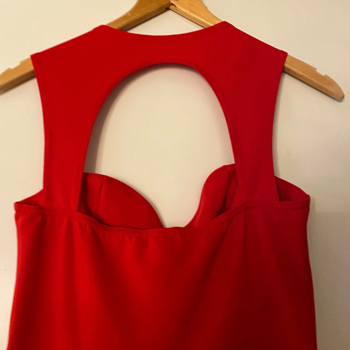 Röd kortklänning med öppen rygg - 2
